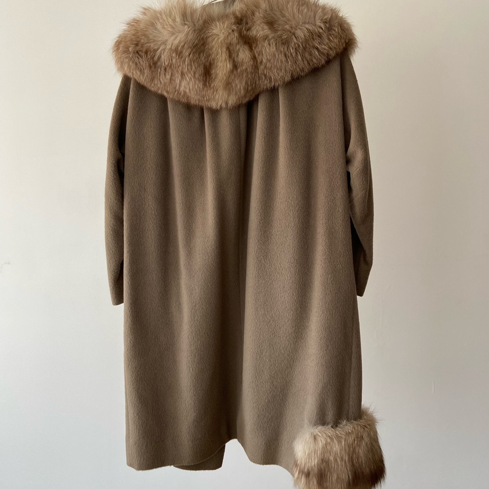 Sophisticated Tan and Brown Cape/Coat with Luxurious Fur Accents